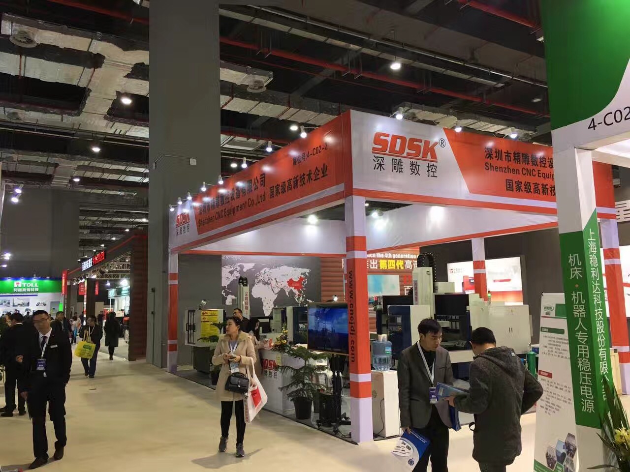 深圳精雕參加上海國際機(jī)床展會(huì)取得圓滿成功。展會(huì)上，公司主營機(jī)器，玻璃精雕機(jī)，大型精雕機(jī)，從外觀尺寸來講得到許多客戶的贊譽(yù)和認(rèn)可。